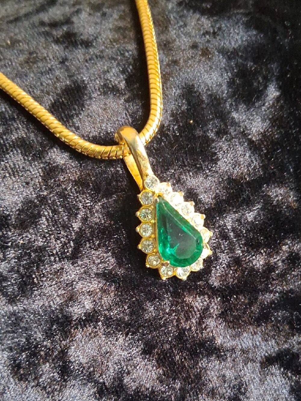 Vintage Avon Gold-Tone Teardrop Emerald Green Pendant Necklace